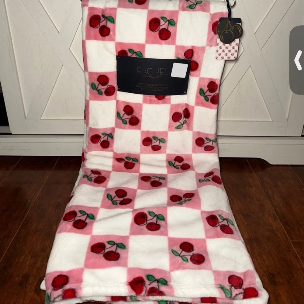 Super soft big brand new cherry blanket with tags - Picture 3 of 4